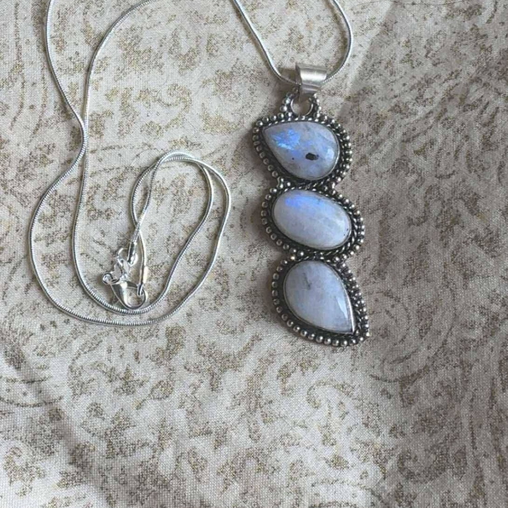 Elegant Silver and Blue Pendant Necklace